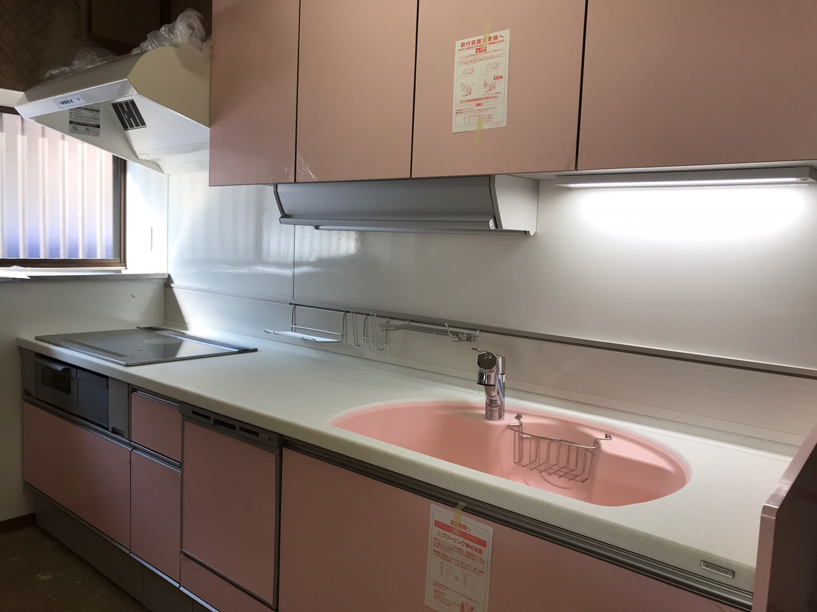 トクラスシステムキッチン設置 祝 かわいいピンク色の人造大理石マーブルシンクにお水が出ました 自宅絵画教室化リフォームスタートです No 10 幸せエネルギー研究所